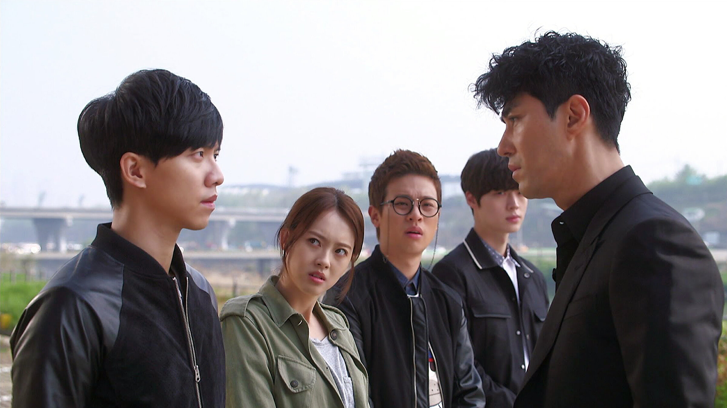 Poster You're All Surrounded menampilkan Lee Seung-gi dan Go Ara