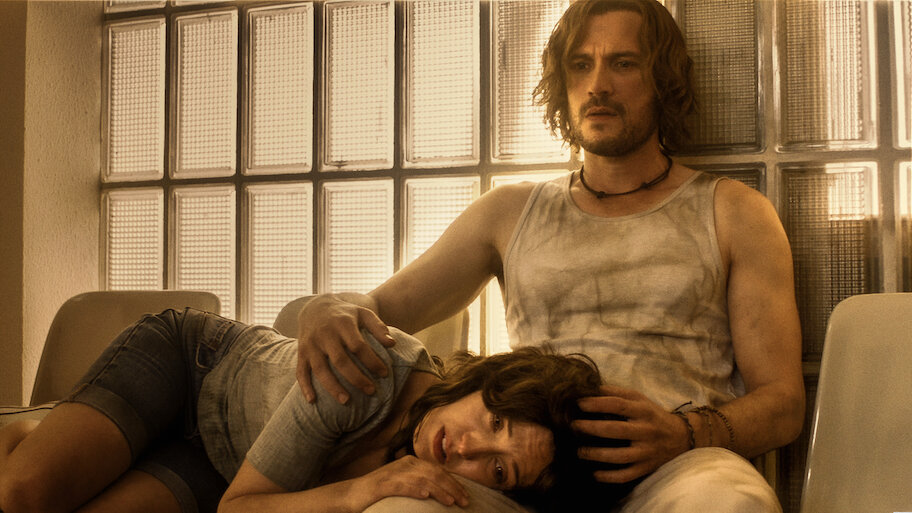 revistapazes.com - Série de suspense da Netflix mostra homem se colocando na prisão para encontrar a filha que foi sequestrada